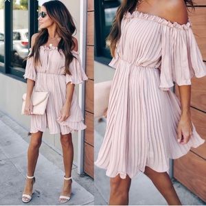 Vici Flawless Women’s Taupe‎ Pleated Dress Small